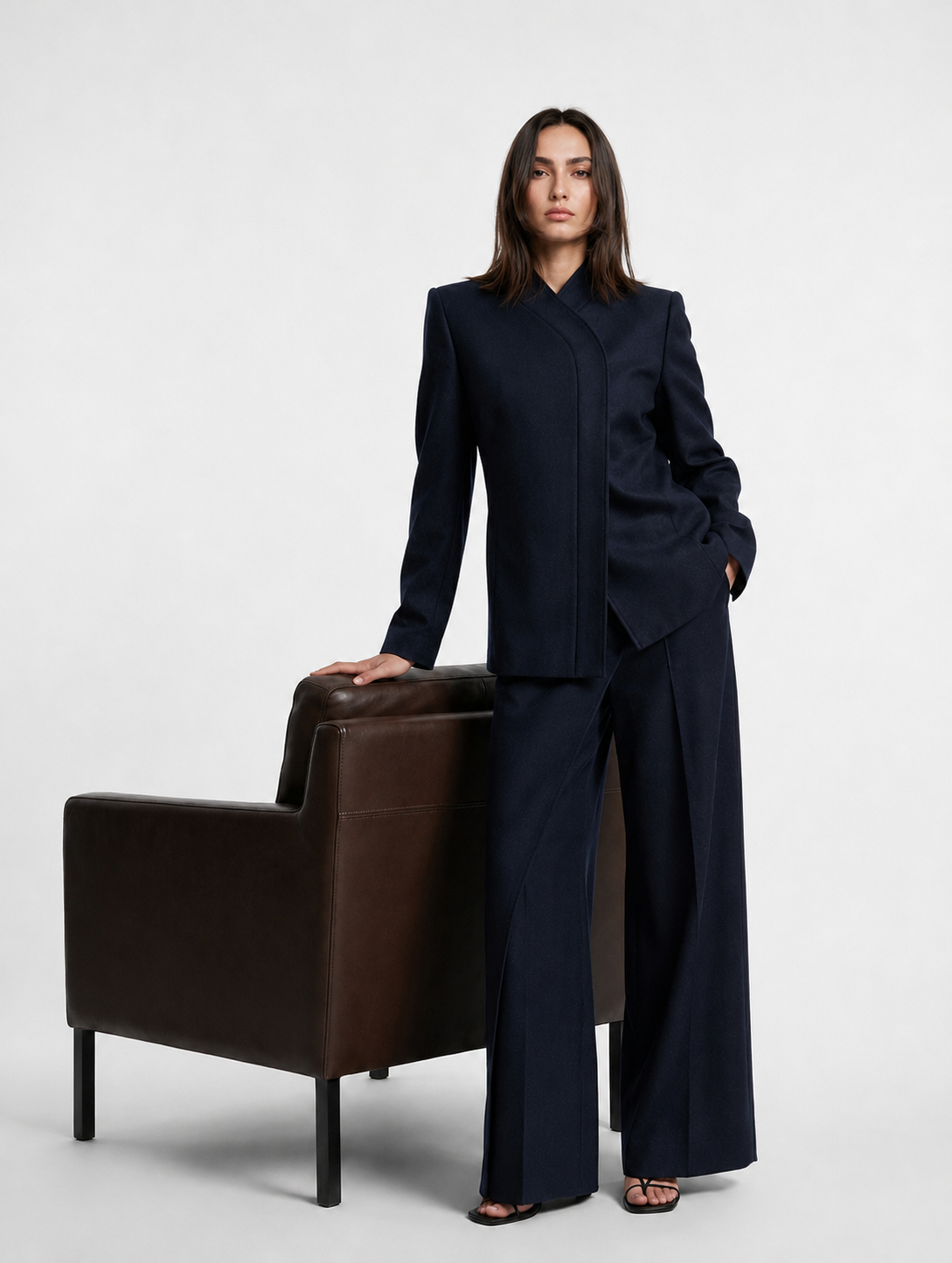 Blazer de costume drapé en laine marine