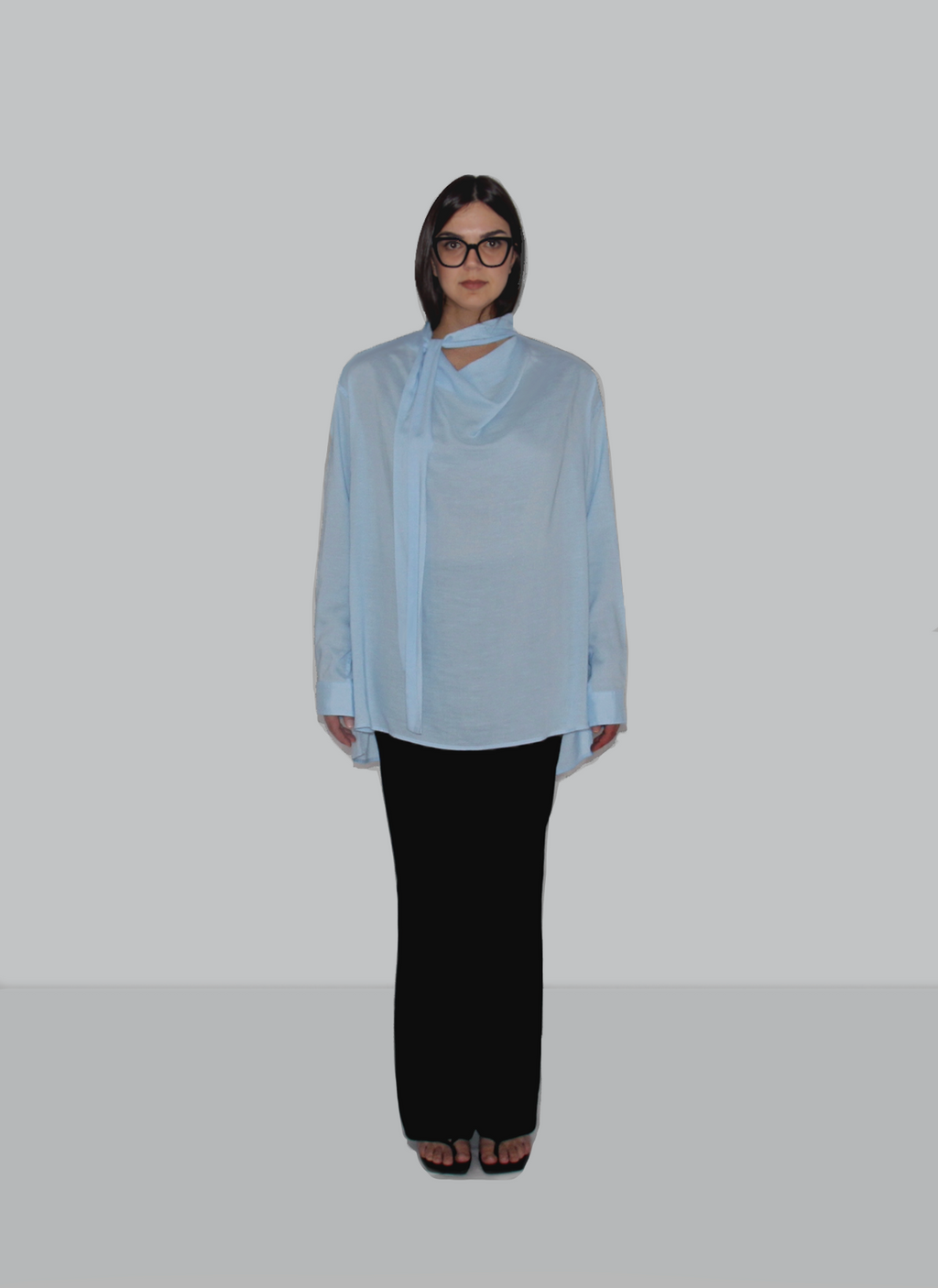 Chemise en mousseline à col drapé et ruban multi-usage