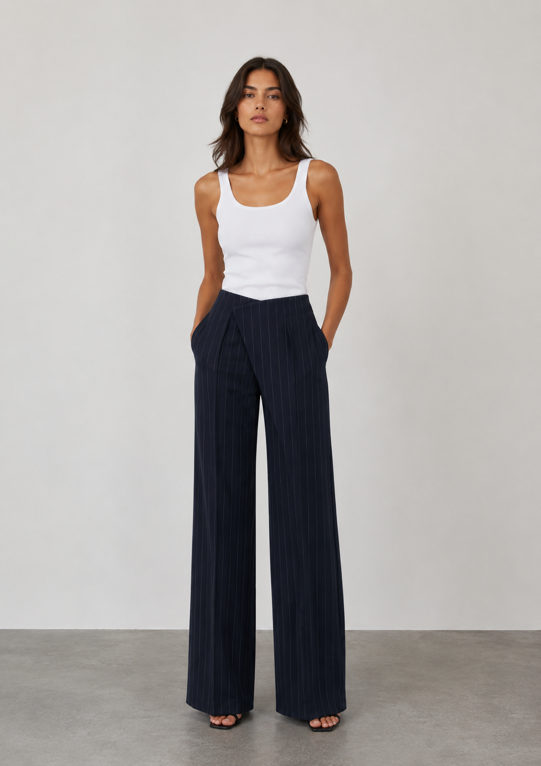 Wollen Mid-Waist Pinstripe Broek met Rechte Wijde Pijpen